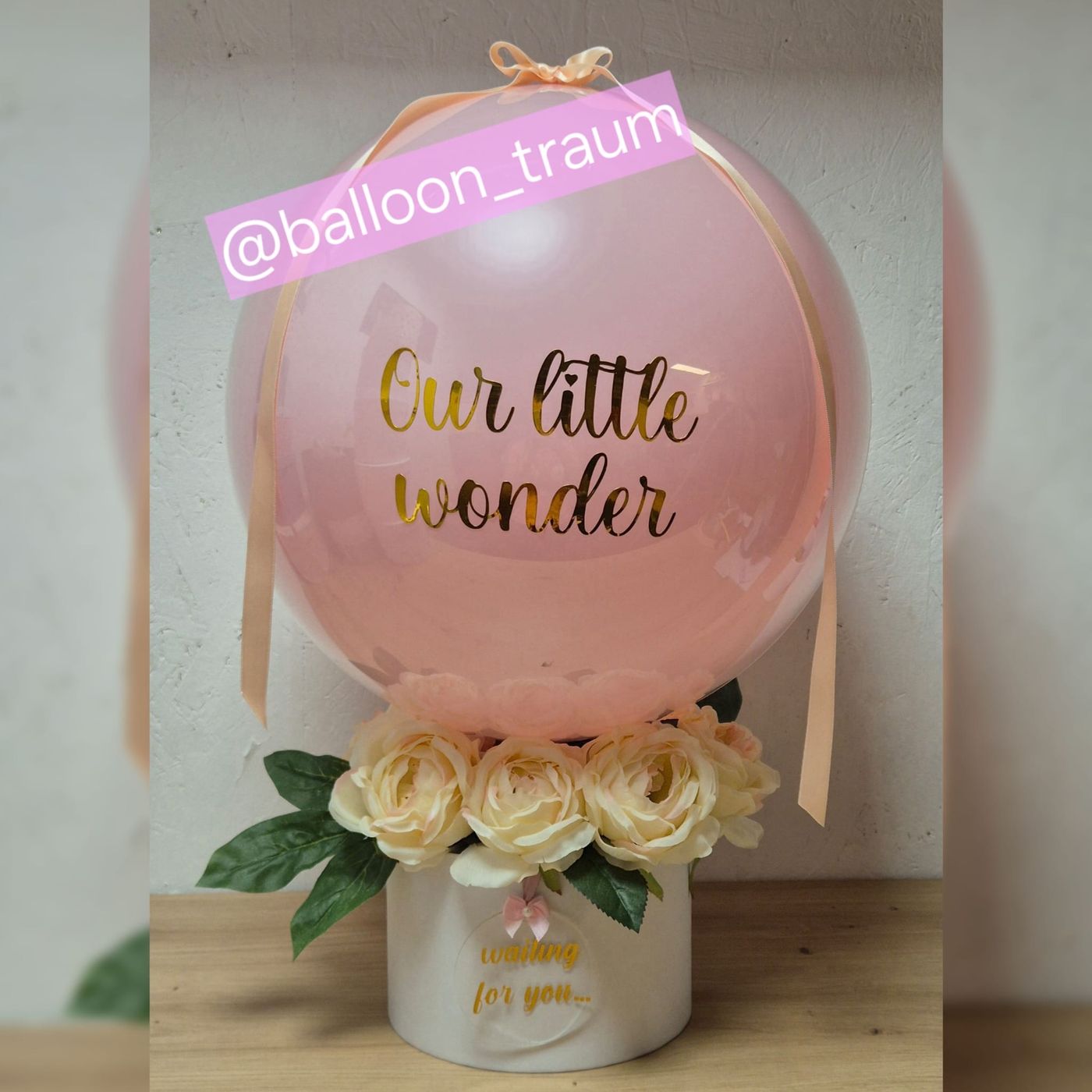 Rosa Ballon «Our little wonder» mit cremefarbenen Rosen in der Geschenkbox