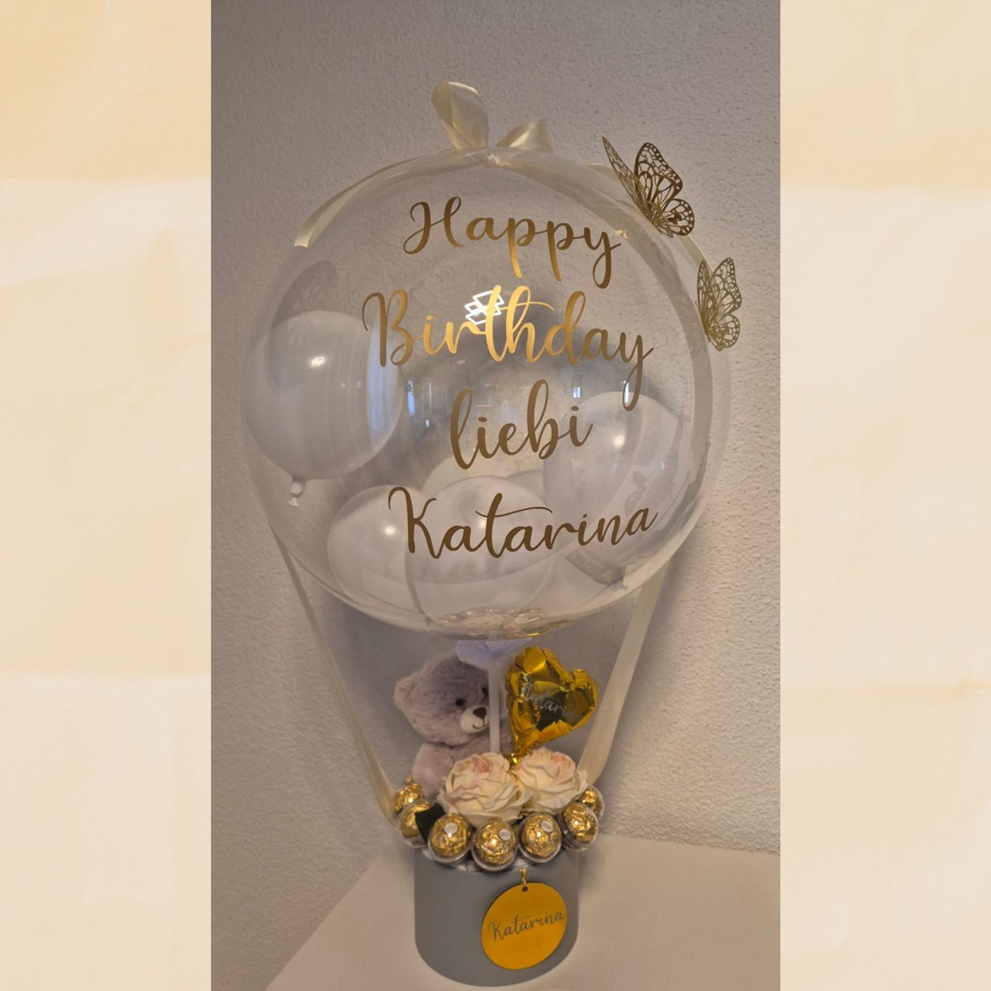 Geburtstagsballon mit Rosen und Pralinen in der Box