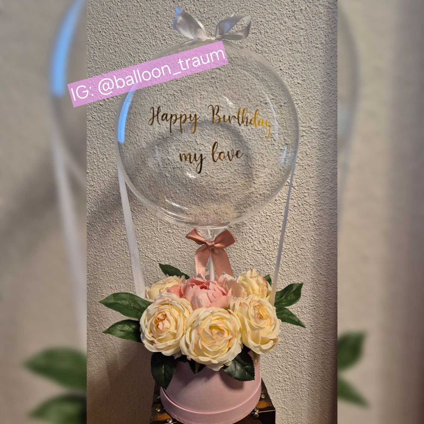 Ballon «Happy Birthday my love» über cremefarbenen Rosen in rosa Box