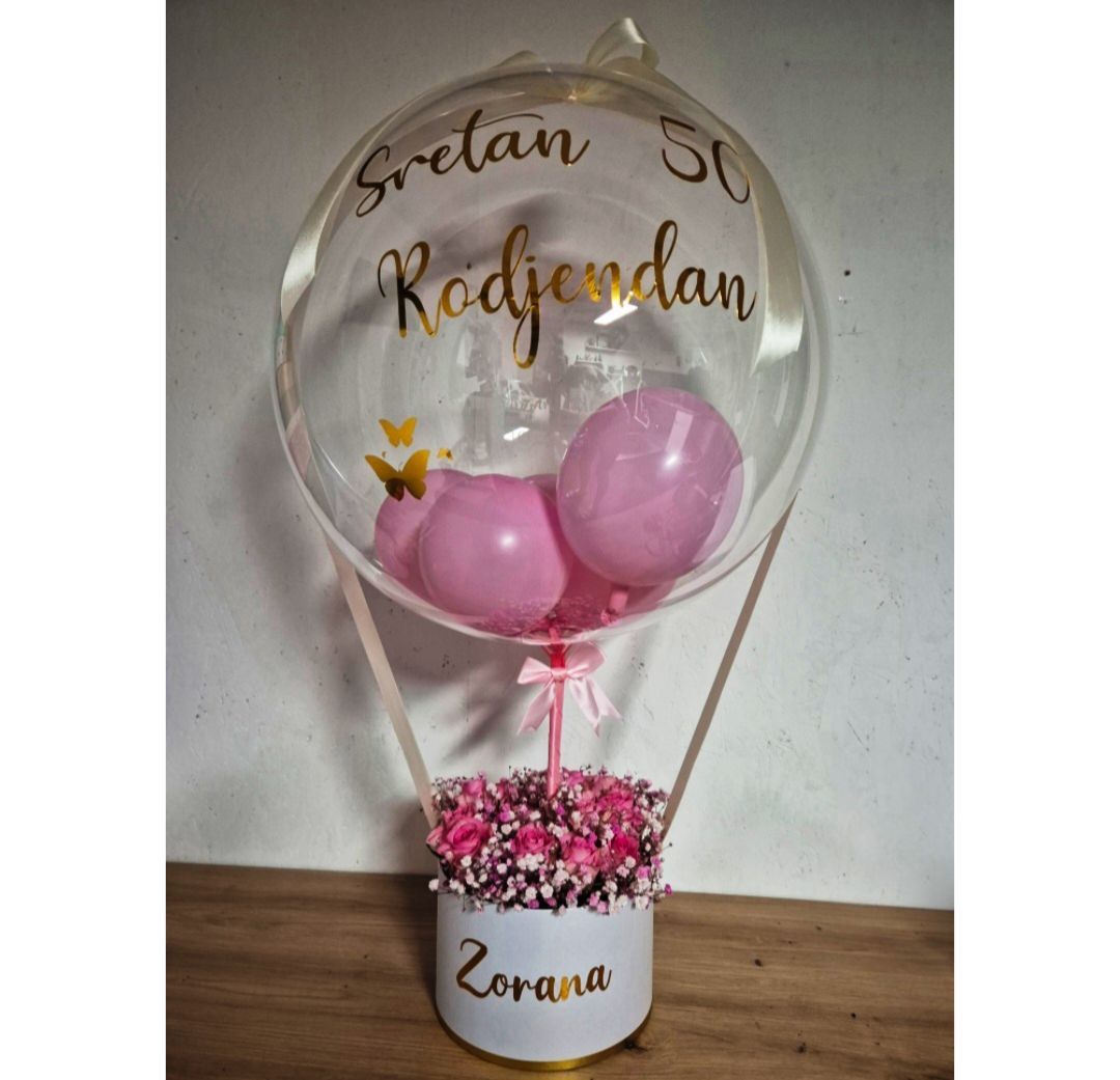Personalisierter Geburtstagsballon mit rosa Ballons und Schleierkraut