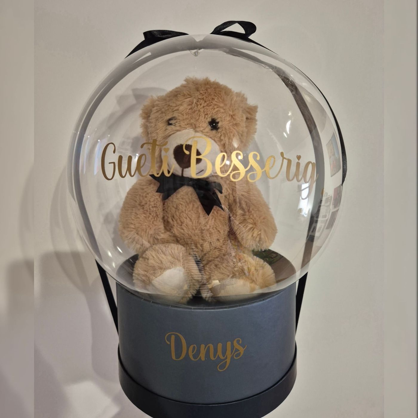 Transparenter Ballon mit Teddybär in schwarzer Geschenkbox