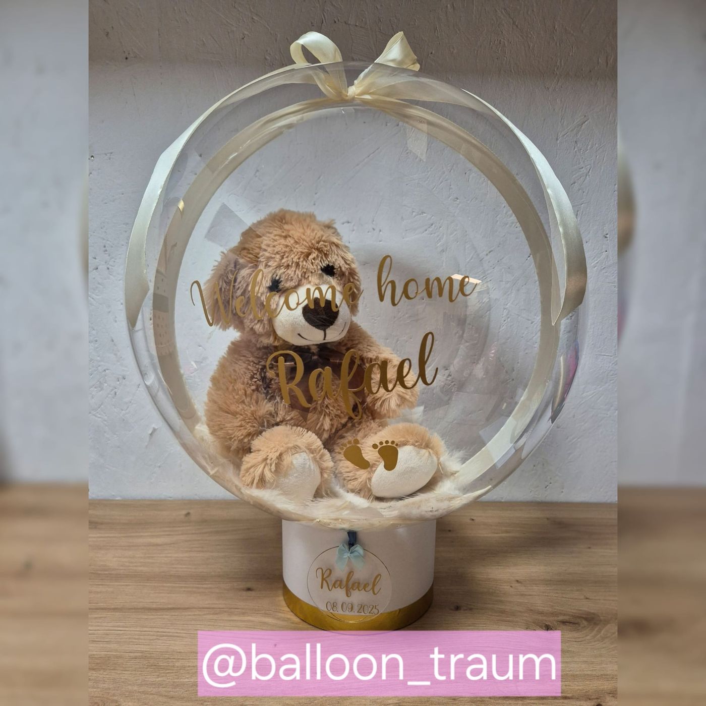 Personalisierter Ballon mit Teddybär auf weisser Box