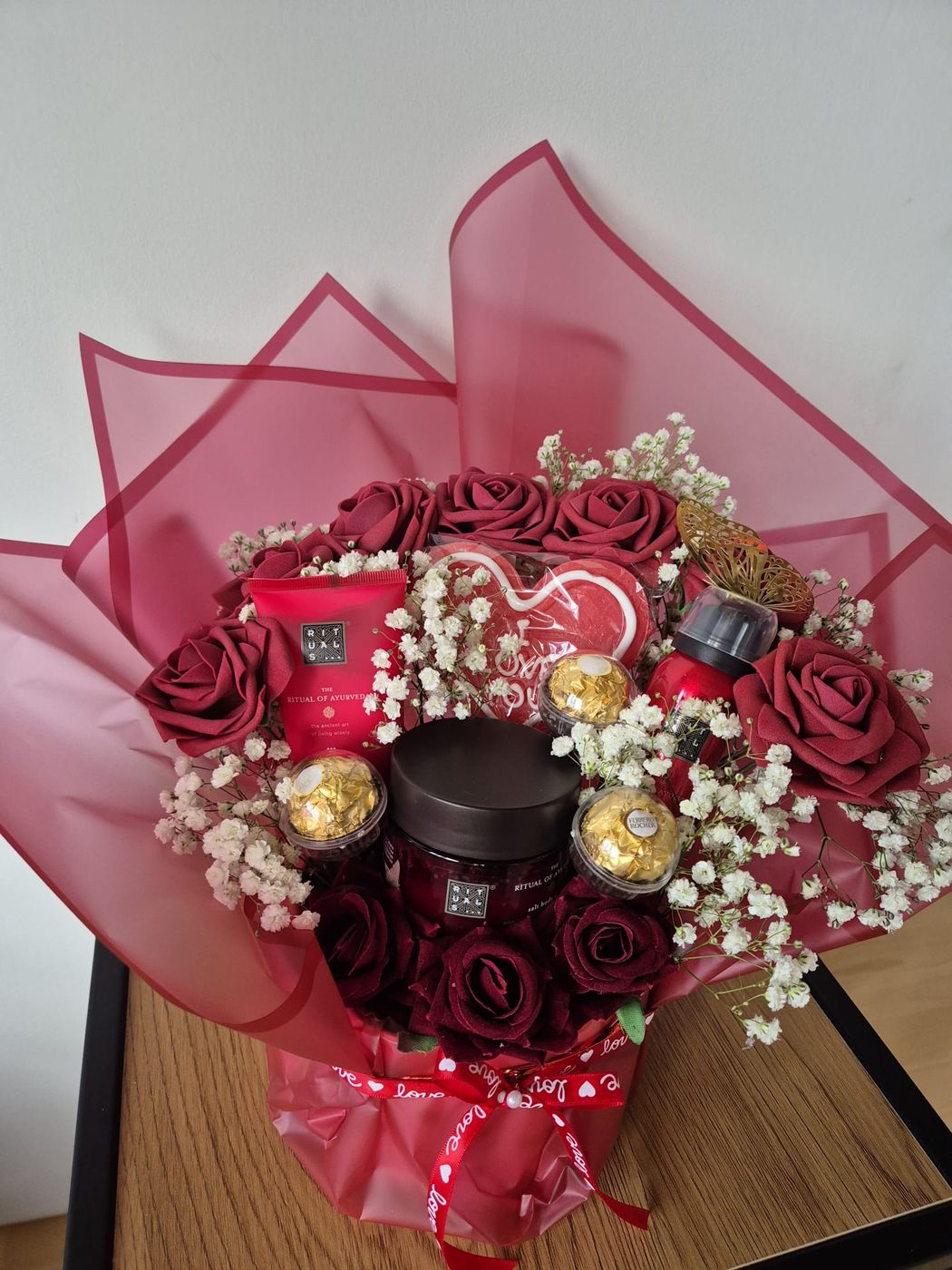 Geschenkbouquet mit roten Rosen, Pralinen und Pflegeprodukten