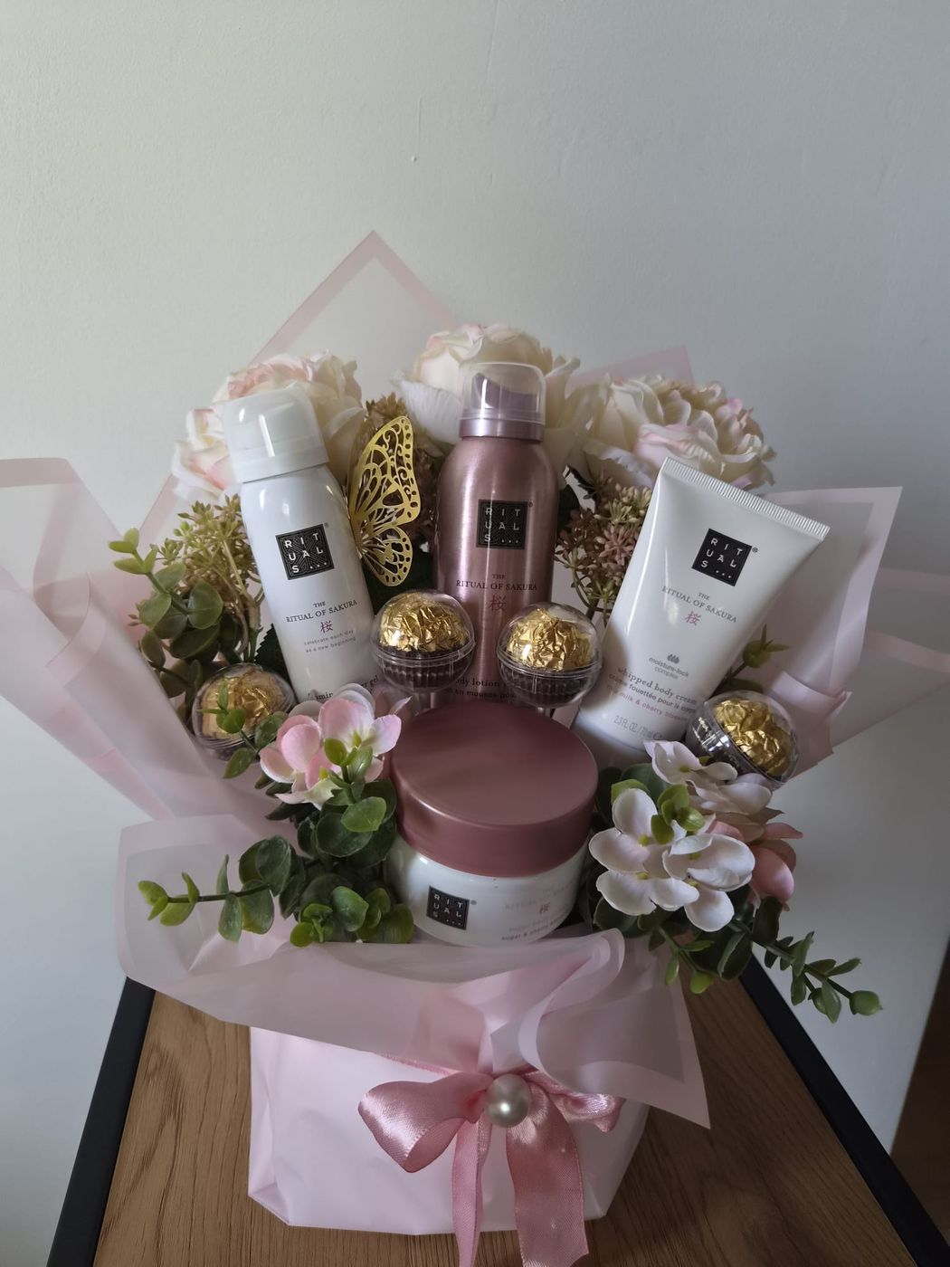 Geschenkbouquet mit Pflegeprodukten, Pralinen und Blumen in Rosa