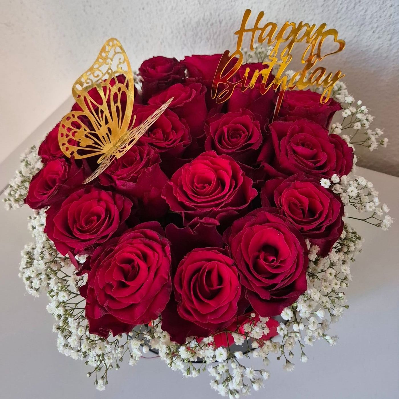 Rote Rosen mit Schleierkraut und «Happy Birthday»-Topper