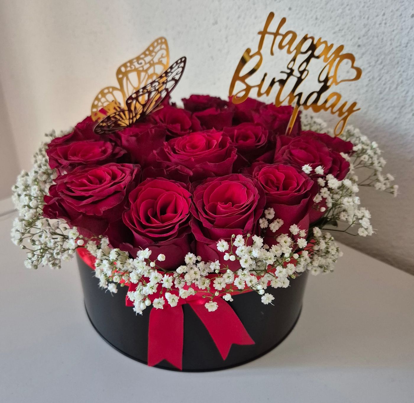 Rote Rosen in schwarzer Box mit «Happy Birthday»-Topper
