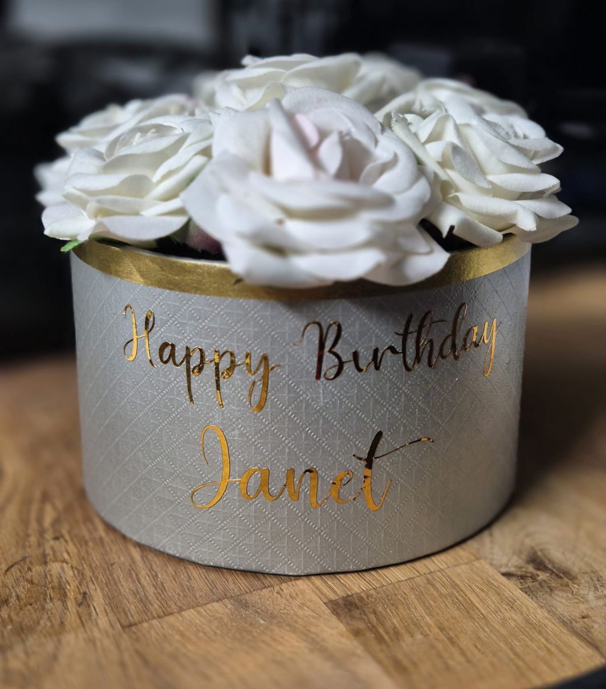 Weisse Rosen in personalisierter «Happy Birthday»-Box
