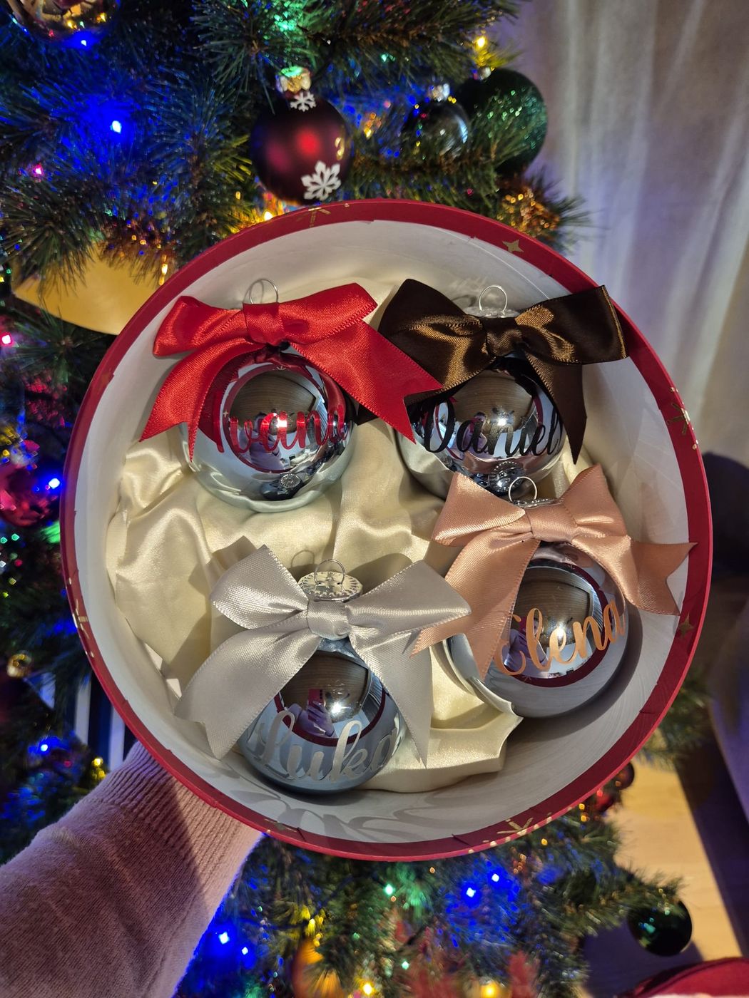 Geschenkbox mit personalisierten Weihnachtskugeln